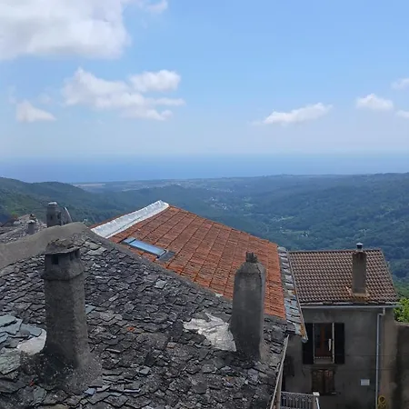 Tour De Avec Rooftop, Vue Entre Montagnes Ciel Et Porri