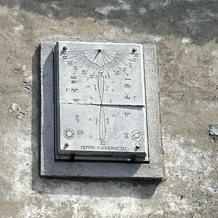 Tour De Avec Rooftop, Vue Entre Montagnes Ciel Et * Porri