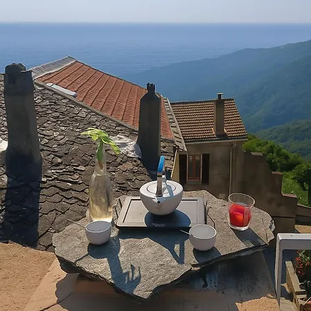 Tour De Avec Rooftop, Vue Entre Montagnes Ciel Et *